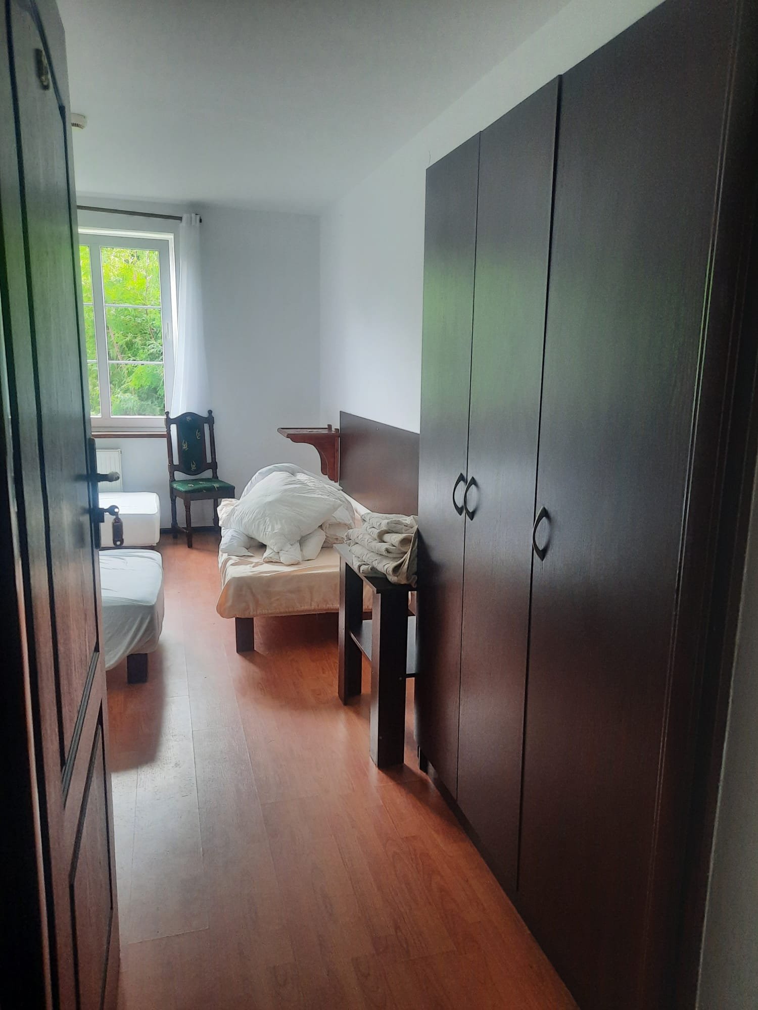 Galeria - Przestronny pokój z szafą